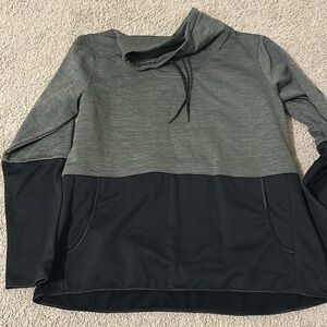 Columbia Pullover with front pocket